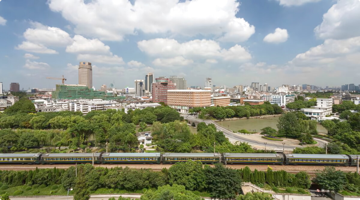 Nossos serviços de aluguel de carros oferecem uma seleção diversificada de veículos em Jiaxing.